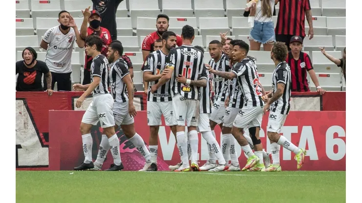 Com gol de Zaracho, Galo vence o Furacão (Foto: Robson Mafra/AGIF)