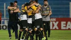 Fernando Torres/AGIF/ Jogadores comemorando acesso do Criciúma para a Série B.