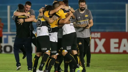 Fernando Torres/AGIF/ Jogadores comemorando acesso do Criciúma para a Série B.