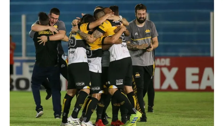Fernando Torres/AGIF/ Jogadores comemorando acesso do Criciúma para a Série B.