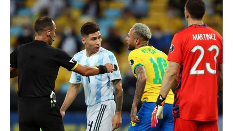 Alexandre Schneider/Getty Images. Brasil x Argentina em campo.