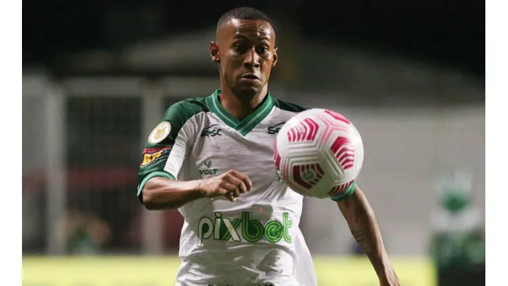 Ademir acredita que o América-MG pode sonhar grande (Foto: Fernando Moreno/AGIF)