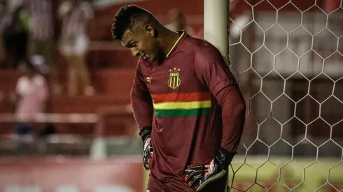 Paulo Paiva/AGIF | Ataques da torcida foram direcionadas ao goleiro Luiz Daniel durante a preparação para cobrança de um tiro de meta