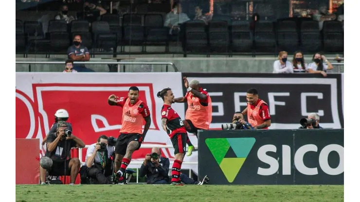 Michael marca duas vezes, dá uma assistência e se destaca na vitória do Flamengo, por 4 a 0, sobre o São Paulo (Foto: Guilherme Drovas/AGIF)