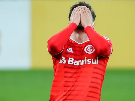 Jornalista detona árbitro por amarelo para Maurício, do Inter, em embaixadinha: "Garrincha não acabaria um jogo"