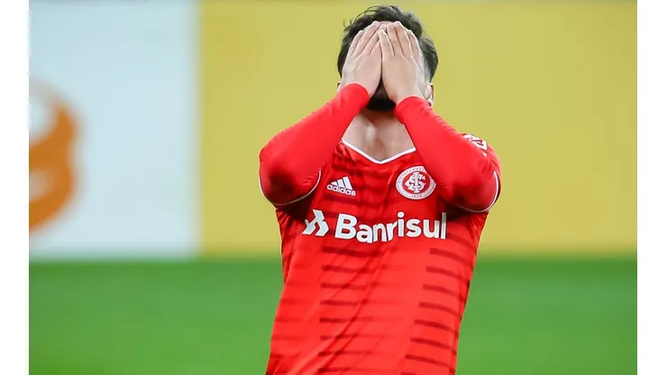 Maurício com a camisa do Internacional (Foto: Pedro H. Tesch/AGIF)