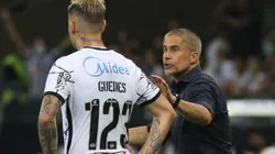 Foto: Fernando Moreno/AGIF | Sylvinho pode barrar medalhão