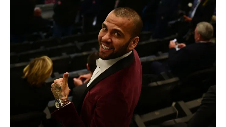 Foto: Marco Bertorello - Pool/Getty Images | Daniel Alves está de volta ao Barcelona