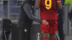 Mourinho e Abraham em partida da Roma pela Conference League (Foto: Paolo Bruno / Getty Images)