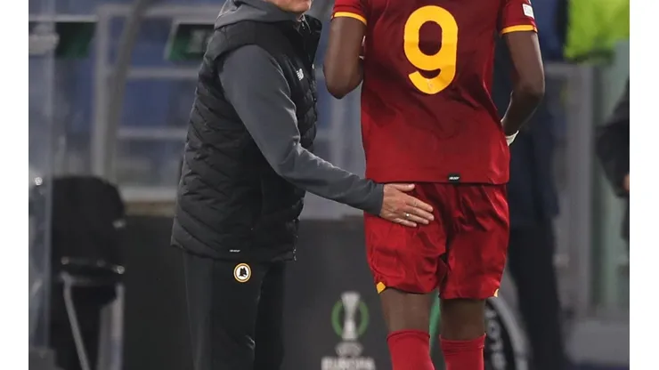 Mourinho e Abraham em partida da Roma pela Conference League (Foto: Paolo Bruno / Getty Images)