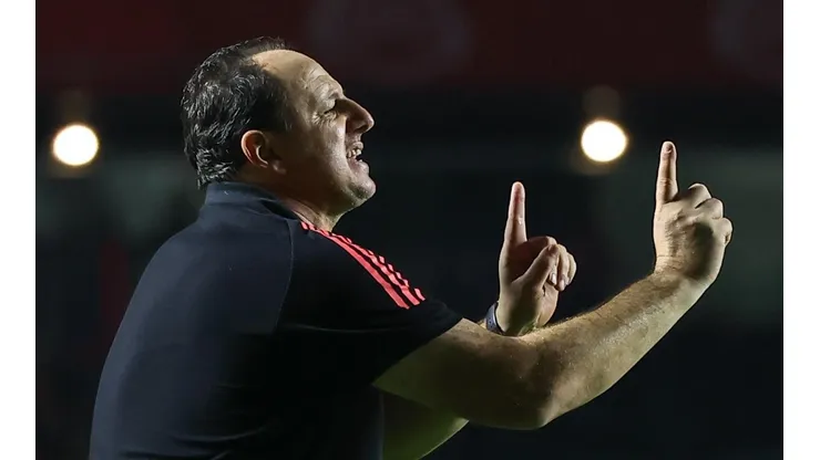 Marcello Zambrana/AGIF/ Rogério Ceni comandando o São Paulo, no Morumbi.