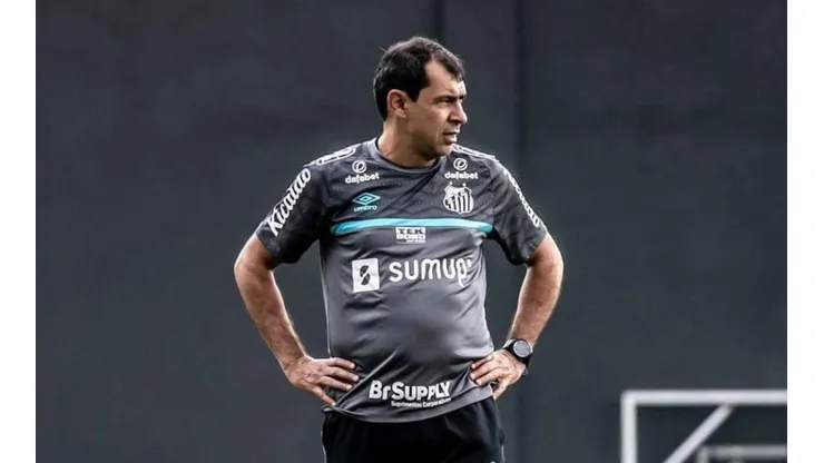 Carille tem arrumado a defesa santista (Twitter/Reprodução)