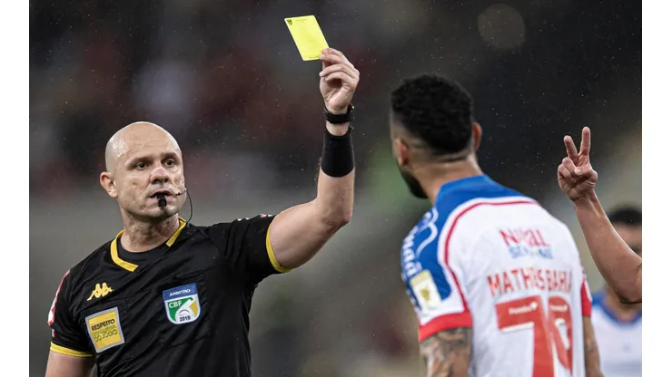 Foto: Jorge Rodrigues/AGIF - Arbitragem de Vinicius Gonçalves foi marcada por polêmica