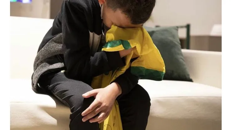Bruninho chorando ao conhecer Neymar e jogadores da Seleção Brasileira (Foto: Lucas Figueiredo/CBF)