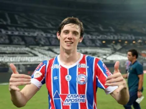 Conti mostra ao público imagem com o ponto de contato seu corpo com a bola em pênalti marcado para o Flamengo