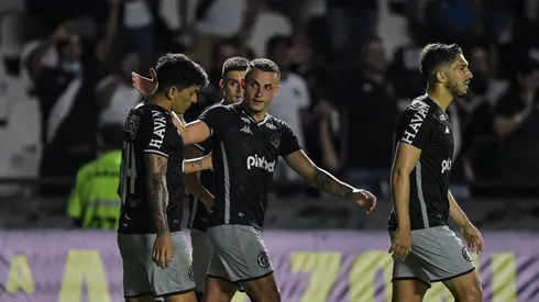 Foto: Thiago Ribeiro/AGIF - Jogadores do Vasco comemoram gol contra o o CSA