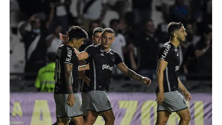 Foto: Thiago Ribeiro/AGIF - Jogadores do Vasco comemoram gol contra o o CSA