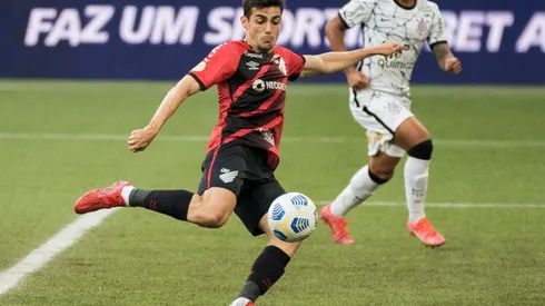 Foto: Robson Mafra/AGIF - Léo Cittadini: de volta ao time titular do Furacão