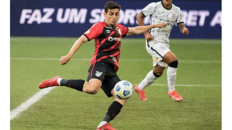 Foto: Robson Mafra/AGIF - Léo Cittadini: de volta ao time titular do Furacão
