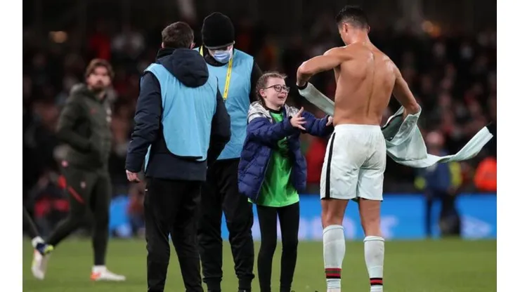 Torcedora mirim que invadiu campo para abraçar Cristiano Ronaldo terá que pagar multa - Imagem: Reprodução