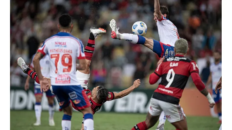 Foto: Jorge Rodrigues/AGIF - Juiz de campo manteve pênalti mesmo que bola em Conti tenha tocado no ombro/peito