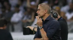 Sylvinho comenta derrota para o Atlético-MG e segue com confiança na vaga direta para a Libertadores 2022. (Foto: Fernando Moreno/AGIF)