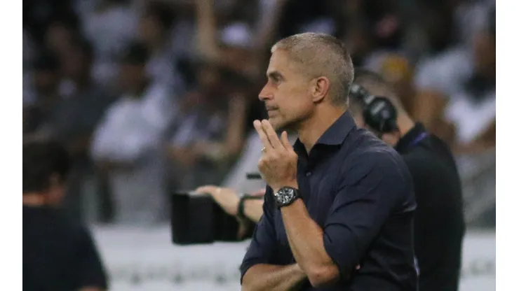Sylvinho comenta derrota para o Atlético-MG e segue com confiança na vaga direta para a Libertadores 2022. (Foto: Fernando Moreno/AGIF)