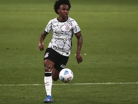 Sylvinho é informado sobre quando poderá contar com Willian