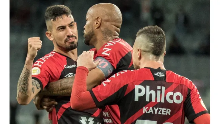 Furacão vence mais uma no Brasileirão. (Foto: Robson Mafra/AGIF)