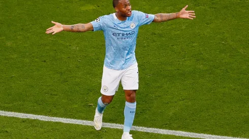 Foto: Susan Vera - Pool/Getty Images | Sterling fica em 2º plano no Barcelona