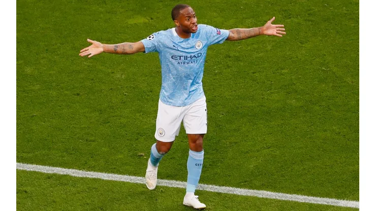 Foto: Susan Vera - Pool/Getty Images | Sterling fica em 2º plano no Barcelona