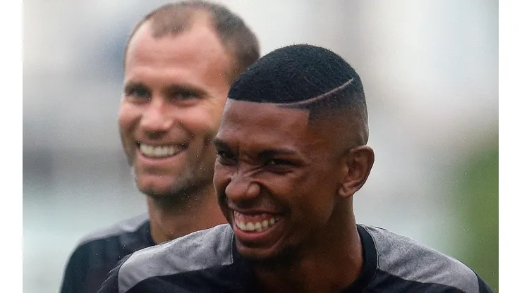Foto: Foto: Vitor Silva/Botafogo - Kanu e Carli, a muralha Alvinegra