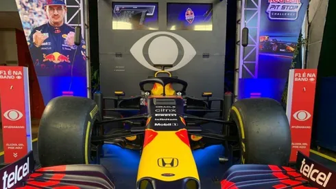 Comentaristas do Jogo Aberto se enfrentam em simulação de troca de pneus; Assista