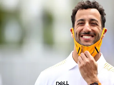 Daniel Ricciardo, piloto da Fórmula 1, esbanja simpatia ao desembarcar no Brasil e distribui autógrafos e abraços