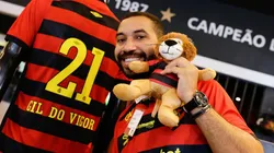 Foto: Anderson Stevens/Sport Club do Recife - Gil do Vigor ganhou camisa personalizada e externou seu amor pelo Sport