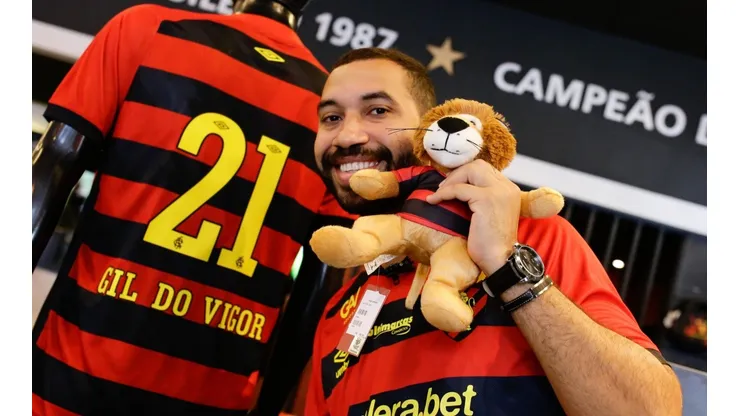 Foto: Anderson Stevens/Sport Club do Recife - Gil do Vigor ganhou camisa personalizada e externou seu amor pelo Sport