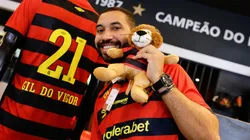 Foto: Anderson Stevens/Sport Club do Recife - Gil do Vigor ganhou camisa personalizada e externou seu amor pelo Sport