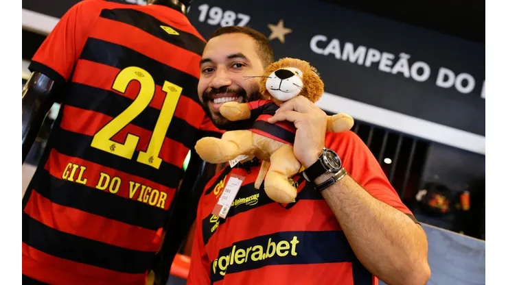 Foto: Anderson Stevens/Sport Club do Recife - Gil do Vigor ganhou camisa personalizada e externou seu amor pelo Sport