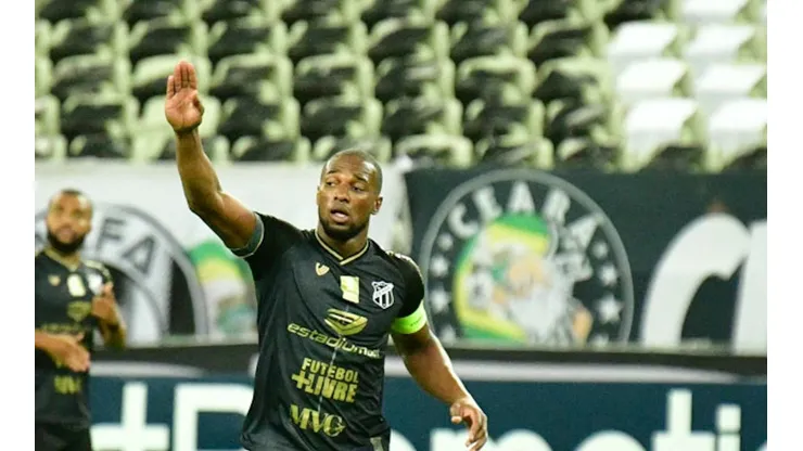 Foto: Kely Pereira/AGIF - Luiz Otávio pode seguir no Ceará em 2022