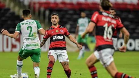 Com retorno de zagueiro, Flamengo está escalado para enfrentar a Chapecoense, fora de casa. (Foto: Thiago Ribeiro/AGIF)