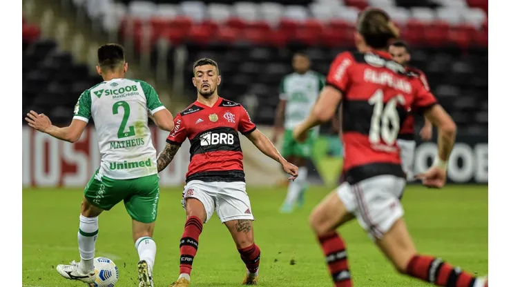 Com retorno de zagueiro, Flamengo está escalado para enfrentar a Chapecoense, fora de casa. (Foto: Thiago Ribeiro/AGIF)