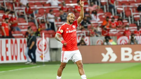 Foto: Maxi Franzoi/AGIF - O meio-campista iniciou a confusão no clássico