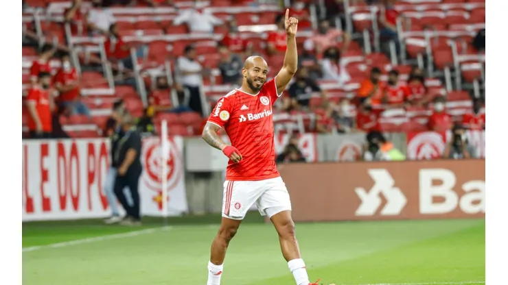 Foto: Maxi Franzoi/AGIF - O meio-campista iniciou a confusão no clássico