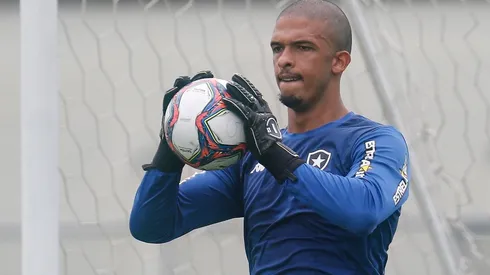 Foto: Vitor Silva/Botafogo/Divulgação - Diego Loureiro: vive bom momento na meta do Botafogo