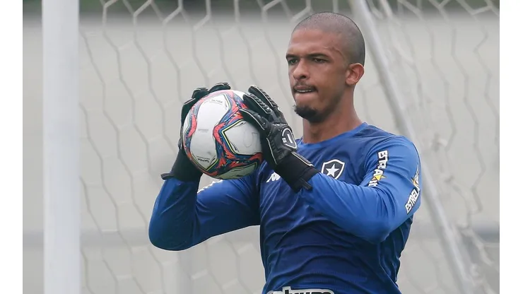 Foto: Vitor Silva/Botafogo/Divulgação - Diego Loureiro: vive bom momento na meta do Botafogo