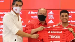Foto: Ricardo Duarte/Internacional/Divulgação - Bracks, Barcellos e Taison: camisa 10 conversa com a direção sobre reforços