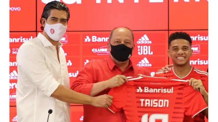 Foto: Ricardo Duarte/Internacional/Divulgação - Bracks, Barcellos e Taison: camisa 10 conversa com a direção sobre reforços