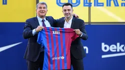 Xavi foi apresentado no Camp Nou junto de Joan Laporta (Getty Images)