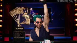 Dan Cates recebeu o primeiro bracelete e um belo trófeu (Foto: Rachel Kay Miller/PokerNews)