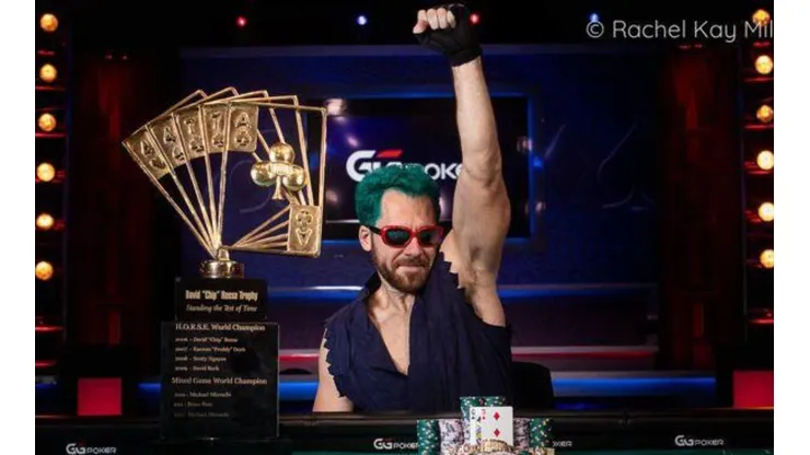 Dan Cates recebeu o primeiro bracelete e um belo trófeu (Foto: Rachel Kay Miller/PokerNews)